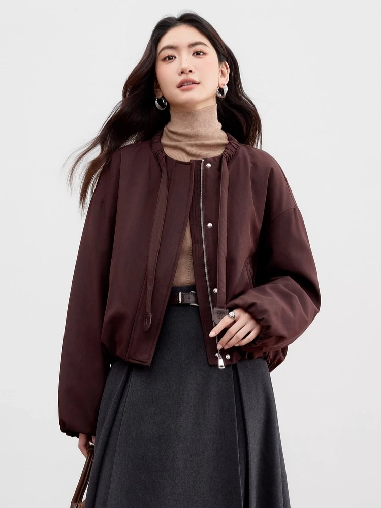 سترة نسائية قصيرة من SENTUBILA موضة شتاء 2025 معاطف جديدة فضفاضة برقبة دائرية وسحاب للجيب ملابس خارجية أنيقة للتنقل W54YC2031