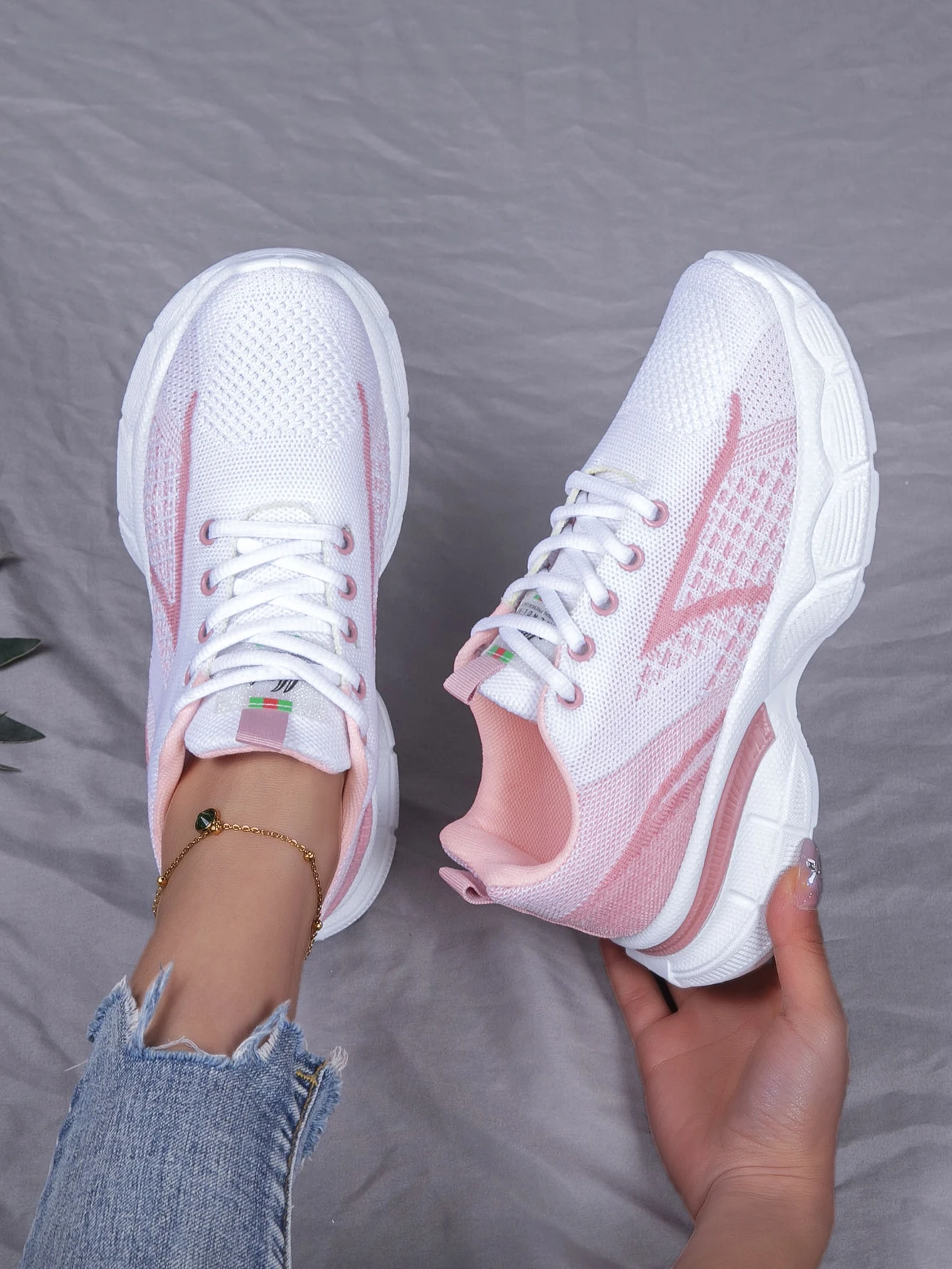 Spring new women\'s sports shoes, fashionable, breathable, lightweight, non-slip, wear-resistant, casual sports shoes, flat shoes