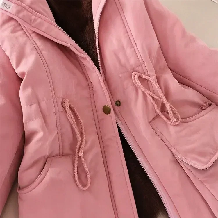 سترة شتوية سميكة للنساء مقاس كبير نمط الشارع مقاس كبير مع قلنسوة معطف قطني متوسط الطول وياقة من فرو الضأن برباط