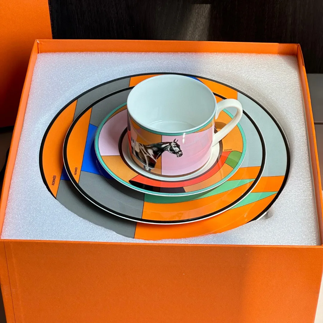 العظام الصين القهوة 2 كوب الصحون القدح طبق غربي مجموعة أدوات المائدة الفاخرة الأوروبية الحد الأدنى