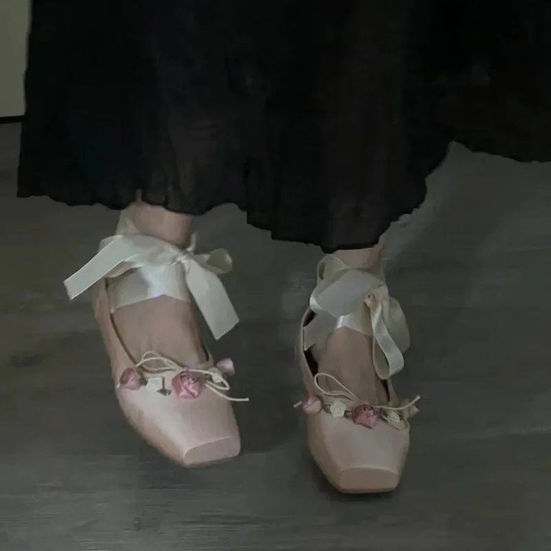 2025 NEUE klassische Seiden-Ballettschuhe mit Band zum Schnüren, Ballettschuhe für Damen, quadratische Zehen, Rose, Blume, elegante Valentinstag-Wohnungen, rosa Aprikose