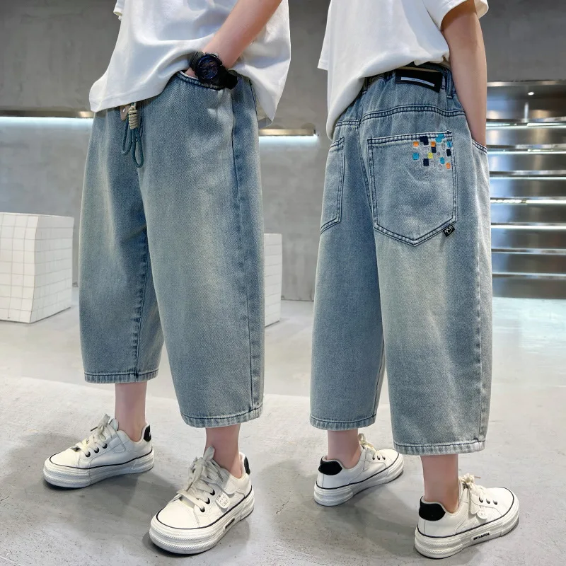 

Корейские детские повседневные джинсовые шорты для мальчиков-подростков, летняя одежда, костюм, свободные джинсовые брюки-капри с принтом и завязками для детей