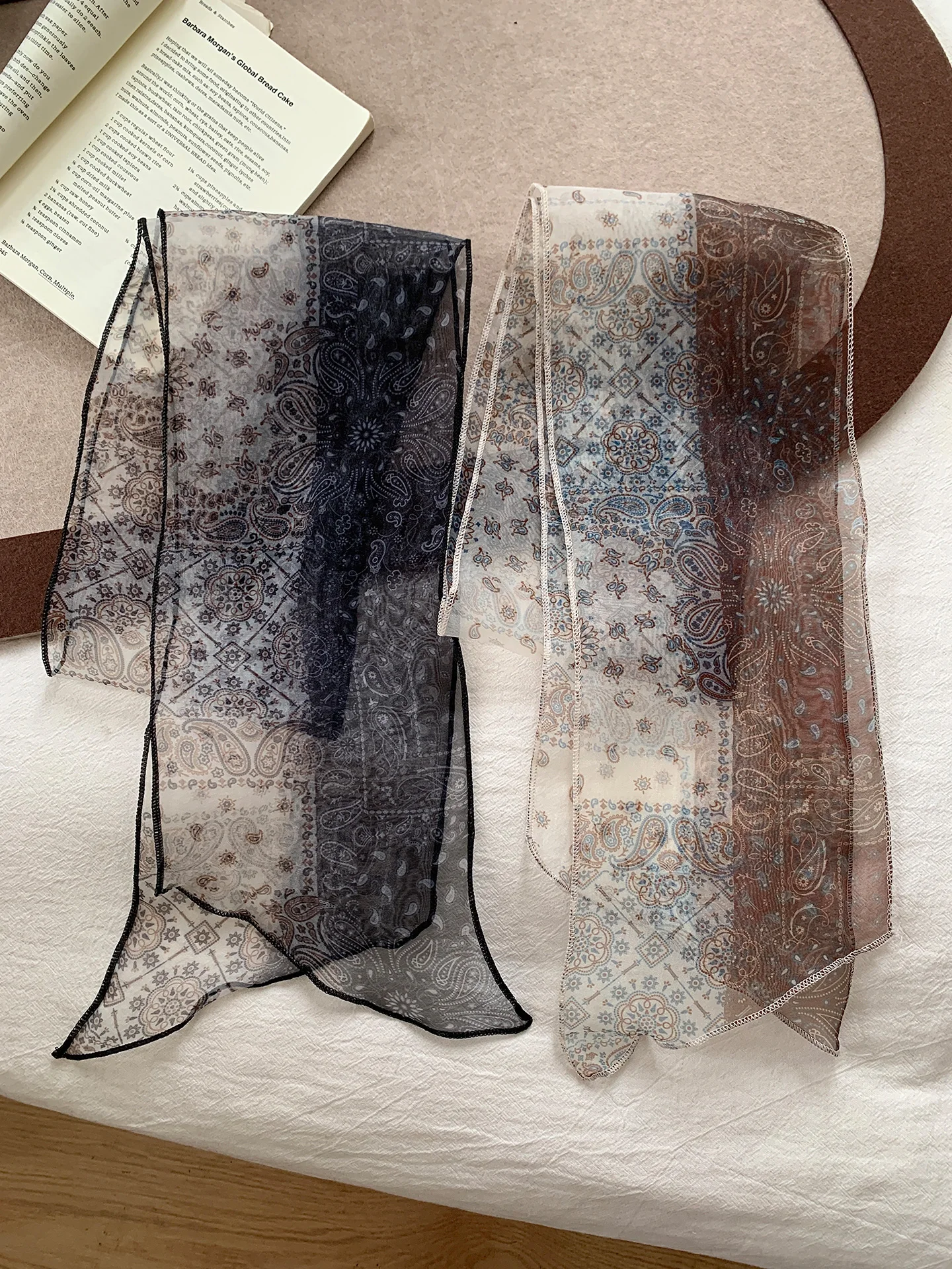 lenco-longo-vintage-feminino-fino-e-moderno-com-blocos-de-cor-em-seda-–-acessorio-versatil-para-primavera-e-verao