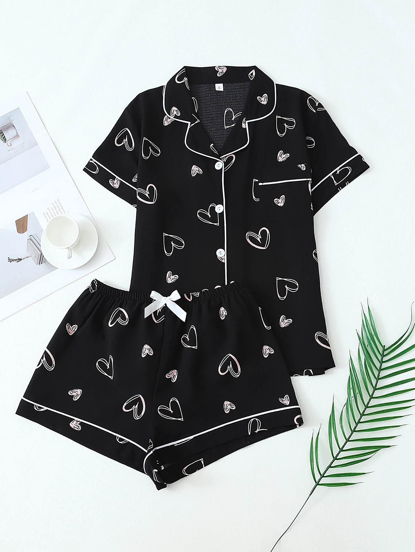 Two-Piece Comfortable Graffiti Heart Print Lapel Short-Sleeve Top with Pockets and Bow Shorts Women's Pajamas Loungewear Set Suitable for Home Use