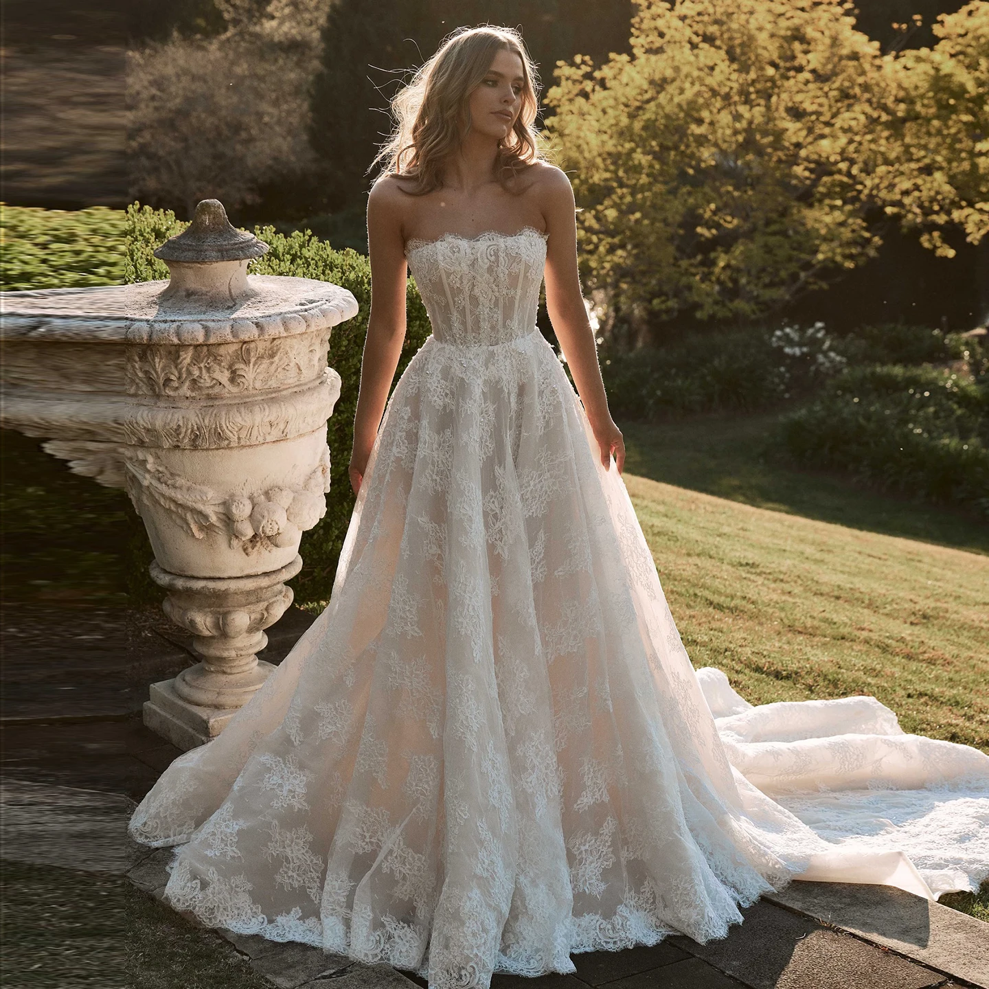 

Шарон Саид 2025 Романтическое Дубайское свадебное платье трапециевидной формы с белым кружевом и жемчугом без бретелек, расшитое бисером, арабские свадебные платья SW053 по индивидуальному заказу