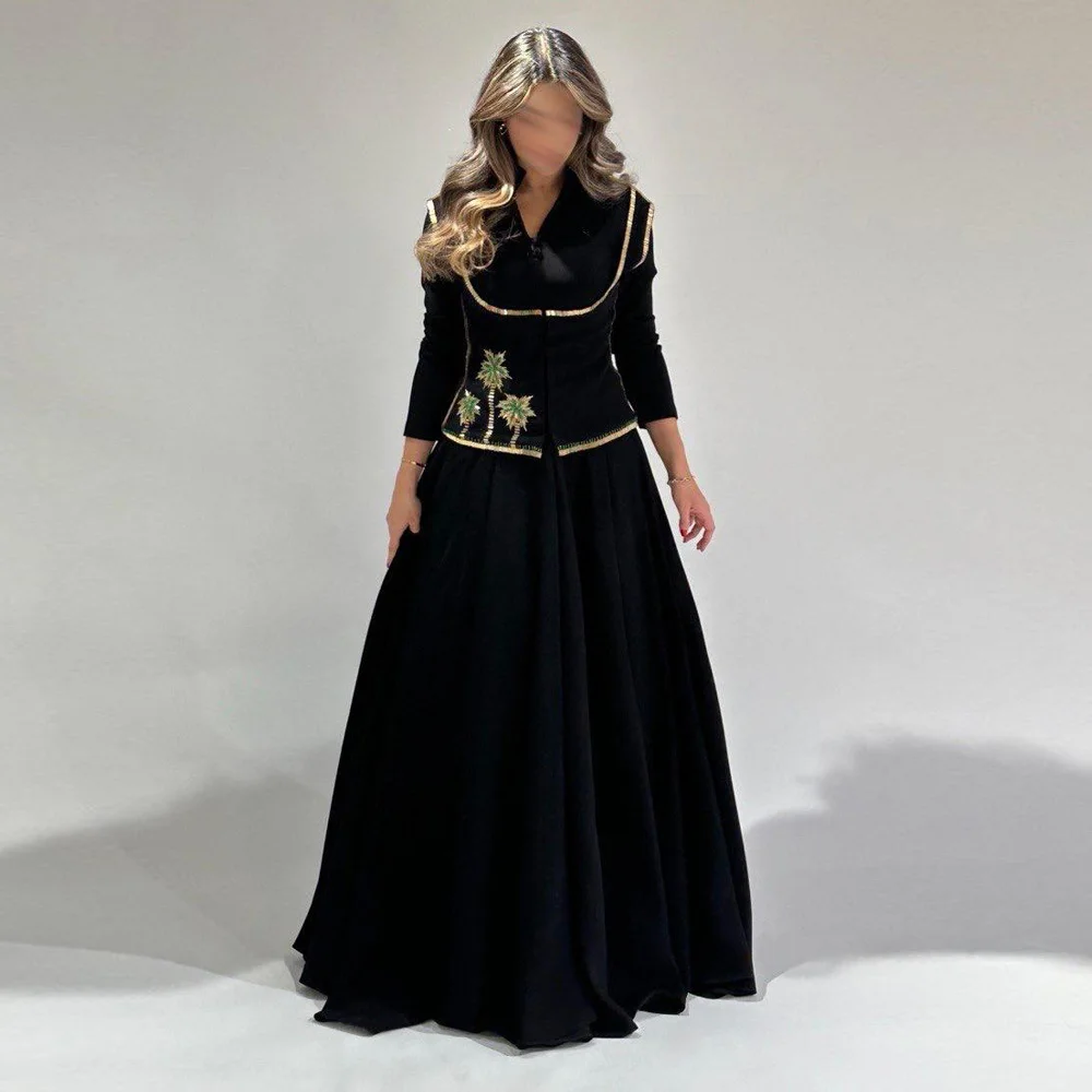 Maßgeschneidertes schwarzes A-Linien-Abendkleid mit goldfarbenem Perlenbesatz, V-Ausschnitt, langen Ärmeln, formelles Outfit für besondere Anlässe, bodenlanges Ballkleid