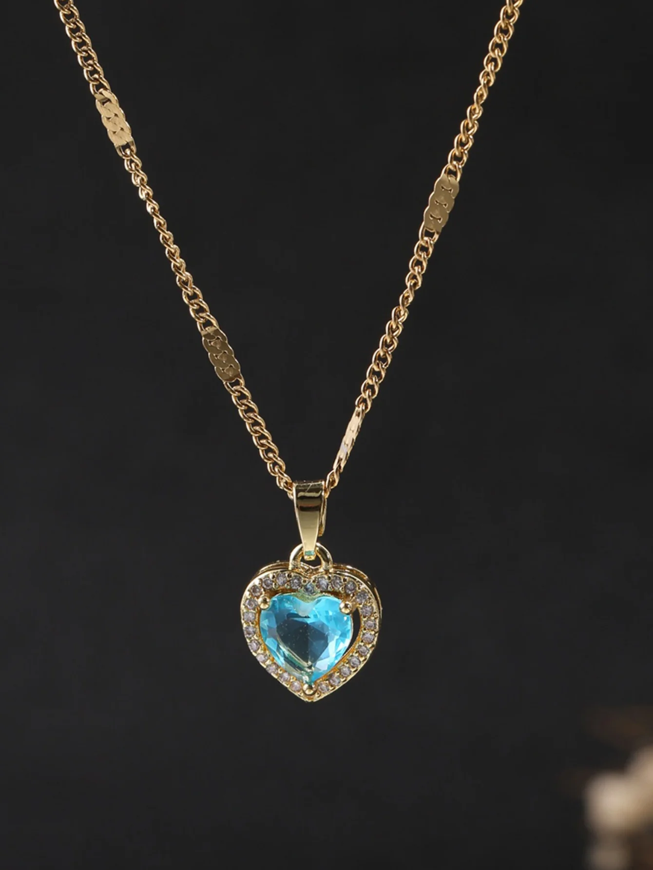 1 Piece of Copper-Plated 18K Gold Exquisite Ice Blue Rhinestone Heart-Shaped Imitation Diamond Clavicle Chain, Peach Heart Summer Clavicle Chain Suitable for Women's Vacation Style Outfits, Pairing with Floral Dresses, Transparent and Complexion-Enhancing Neck Accessory, Valentine's Day Heartfelt Gift, Suitable for Summer Beach Trips, Daily Dates, and Various Occasions