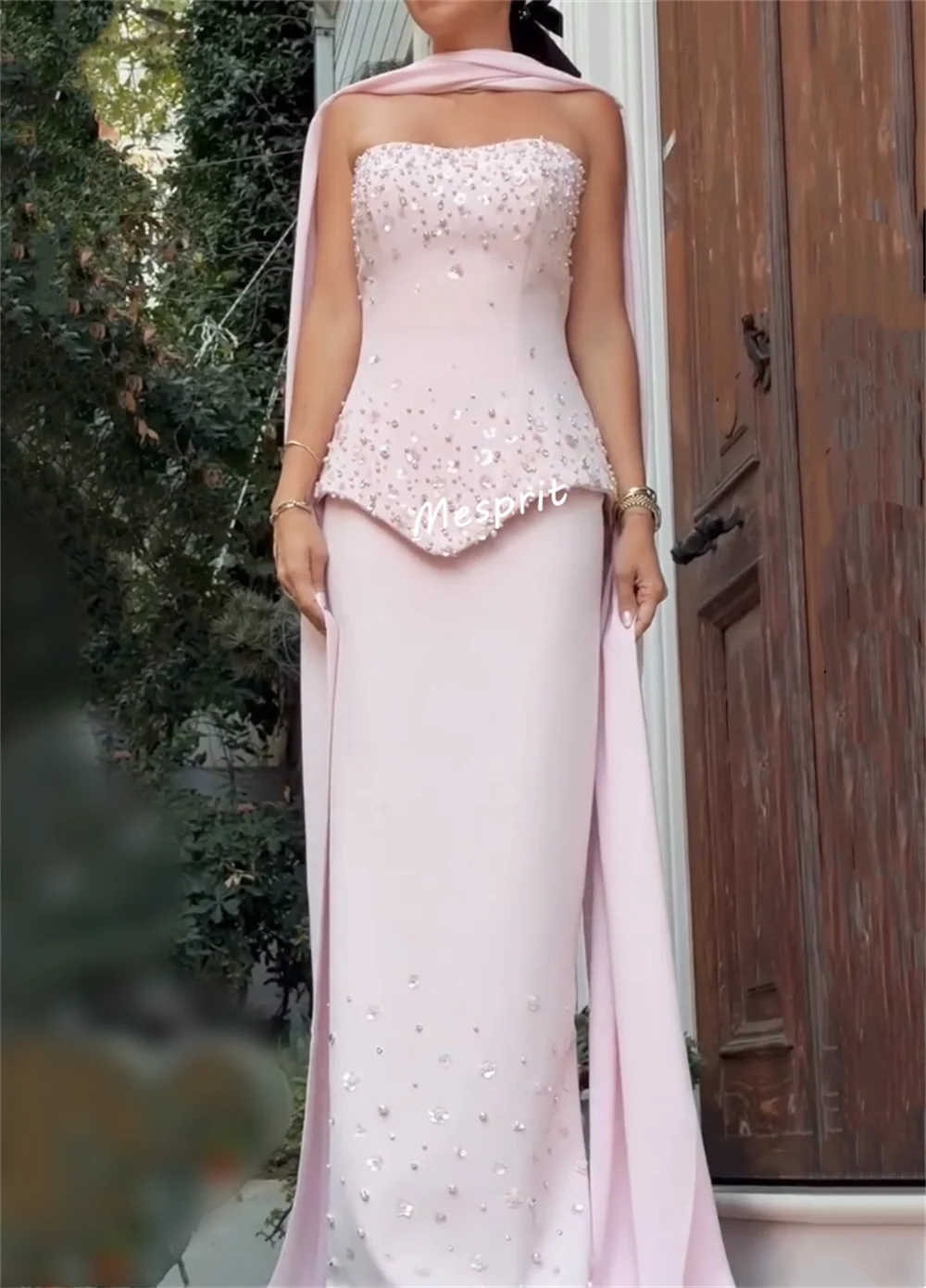 Sukienka wieczorowa szyta na miarę, wysokiej jakości, błyszcząca, z dekoltem w serduszko, długa, prosta, elegancka, na specjalne okazje, formalna, na przyjęcie.