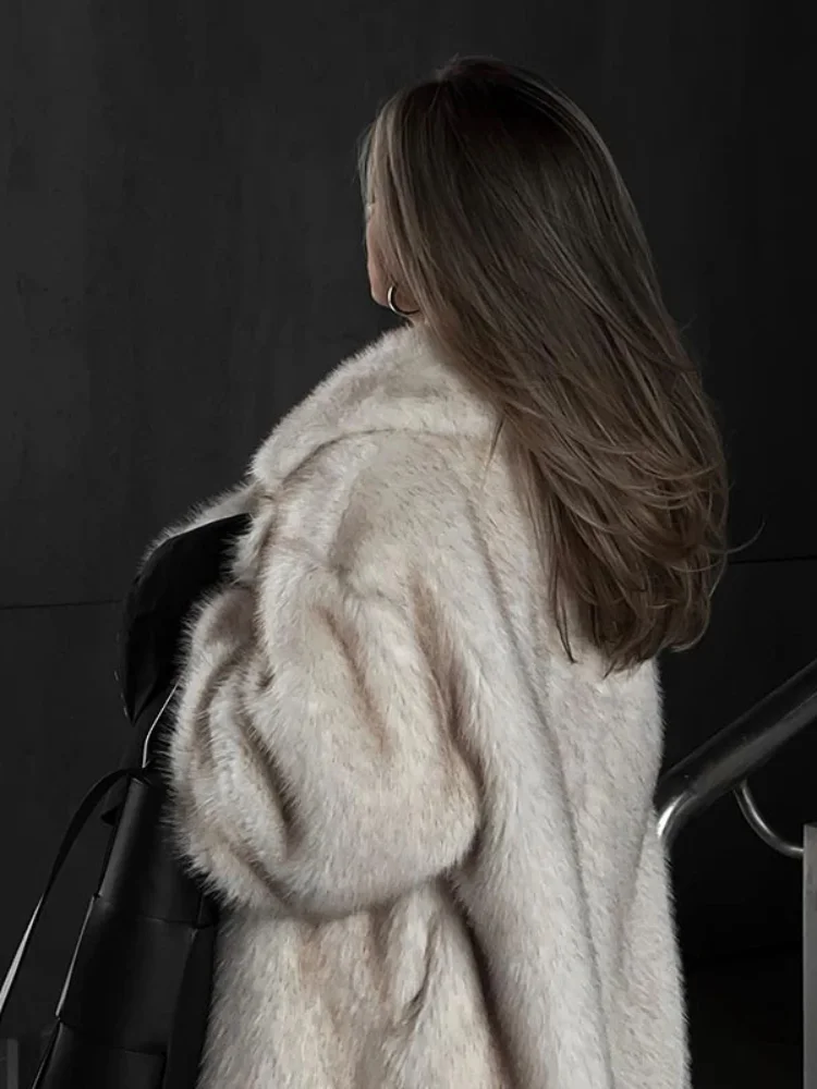 Modna Kobieta Biały Kołnierz z Klapami Ciepły Długi Płaszcz ze Sztucznego Futra Codzienna Kurtka z Długimi Rękawami Biała Pluszowa Kurtka 2025 Nowa Zimowa Odzież Uliczna Damska