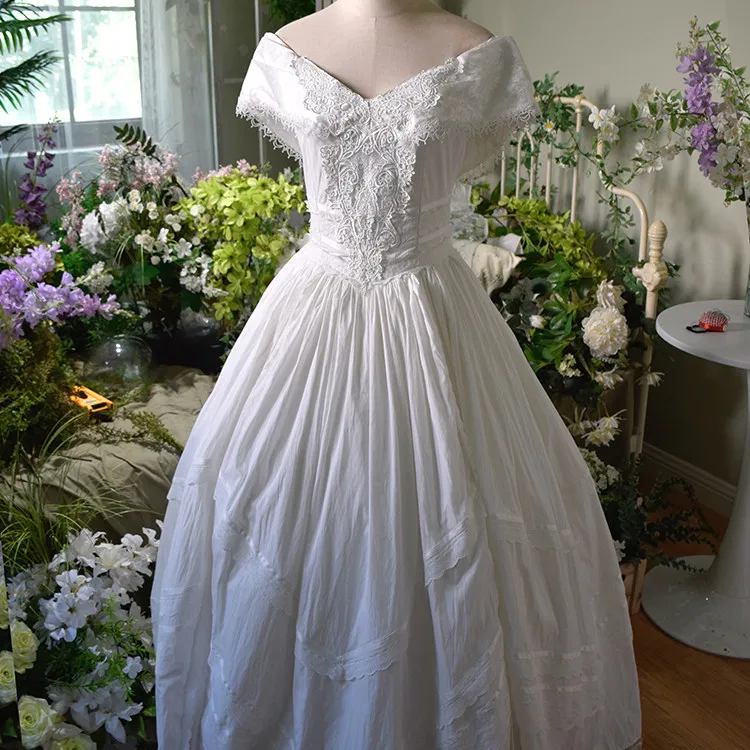 Customized Vintage Victorian Ball Gown Off-the-Shoulder V Neck Floor Length Lace Embroidery Cotton Wedding Dress Civil Ceremony