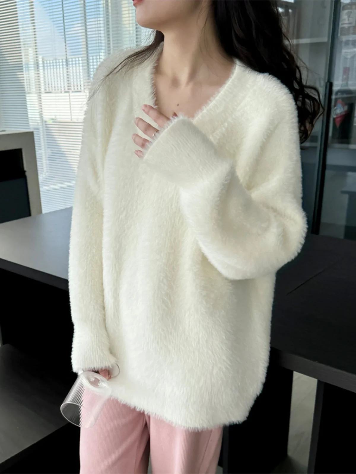 

Белый свободный вязаный свитер Lazy Sle, женский осенне-зимний свитер с v-образным вырезом, норковый бархат, теплый модный топ