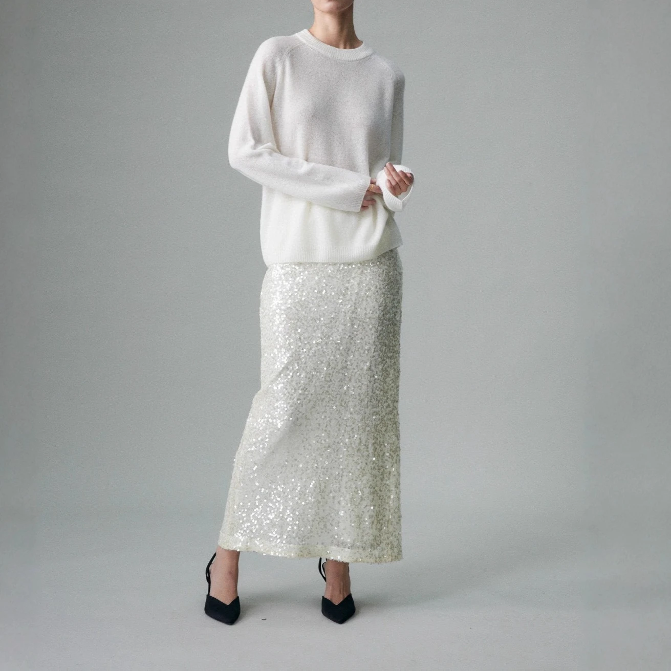 

Черно-белый кашемировый вязаный свитер с круглым вырезом и длинными рукавами