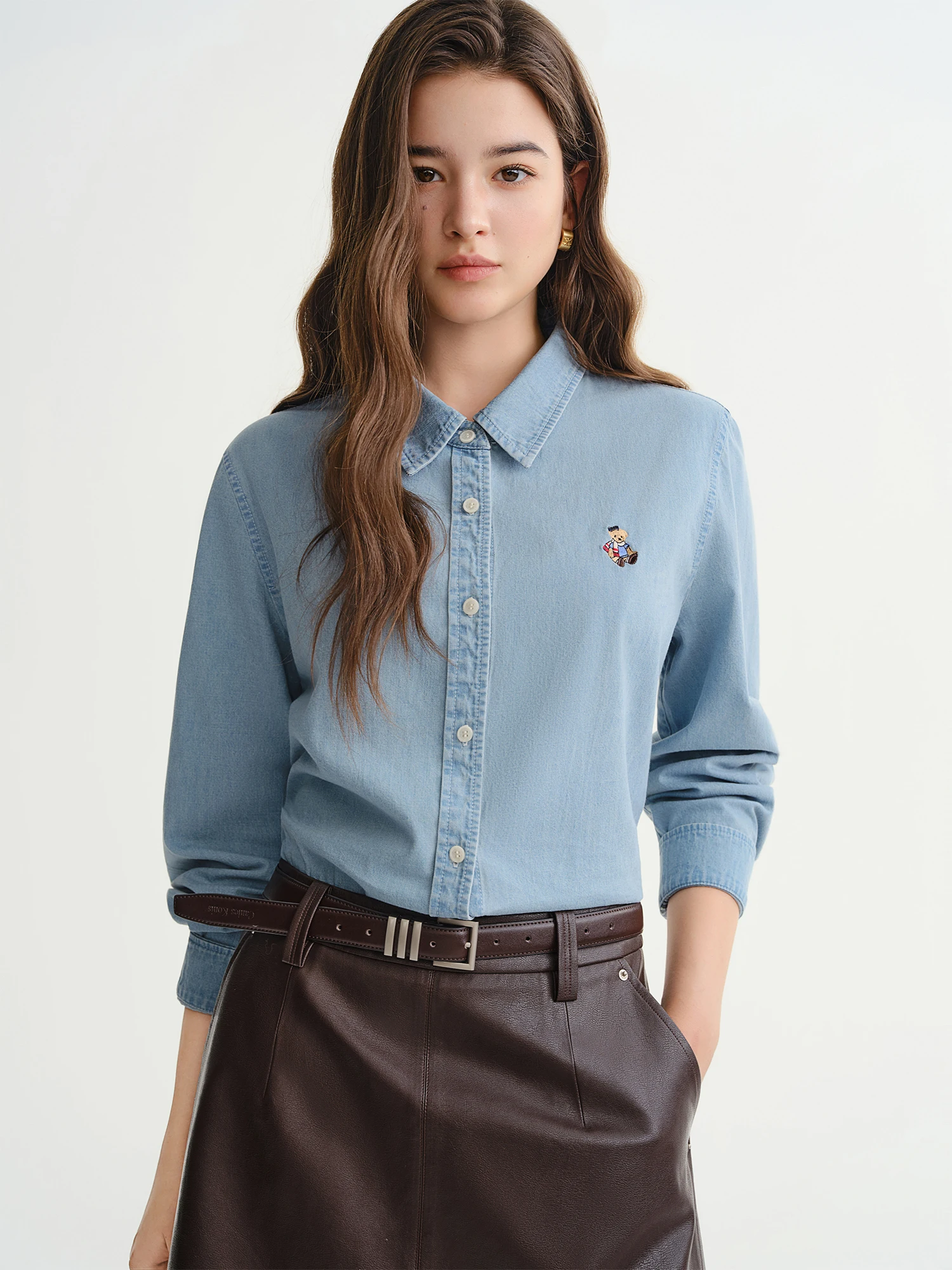 เสื้อเชิ้ตยีนส์ผู้หญิงไซส์ใหญ่ DUSHU ปักลายหมี สไตล์อเมริกันเรโทร ฤดูใบไม้ร่วง ฤดูหนาว 2025 ทรงเข้ารูป สวมใส่สบาย
