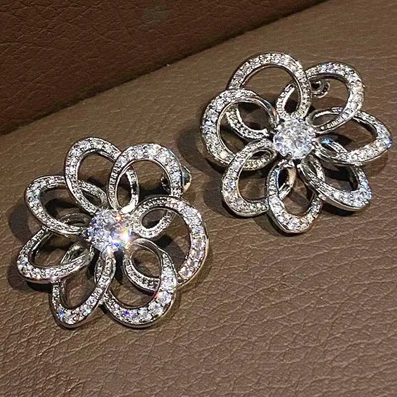Huitan Hohles Blumendesign Damen Mode-Ohrringe Luxuriöse Hochzeitsschmuckstücke mit Funkelnden Zirkonia Elegante Party-Accessoires Bezaubernder Schmuck