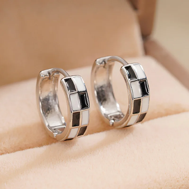 European and American New Minimalist and Versatile Earrings with Black and White Checkerboard Pattern, Exquisite Classic Jewelry