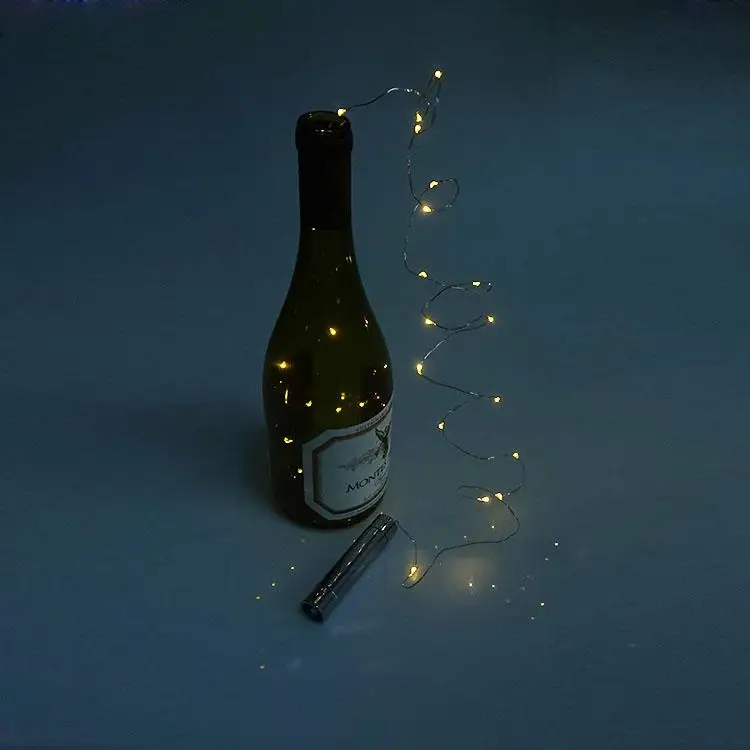 A garrafa de vinho ilumina a forma de cortiça estrelado branco quente conduziu a luz da corda