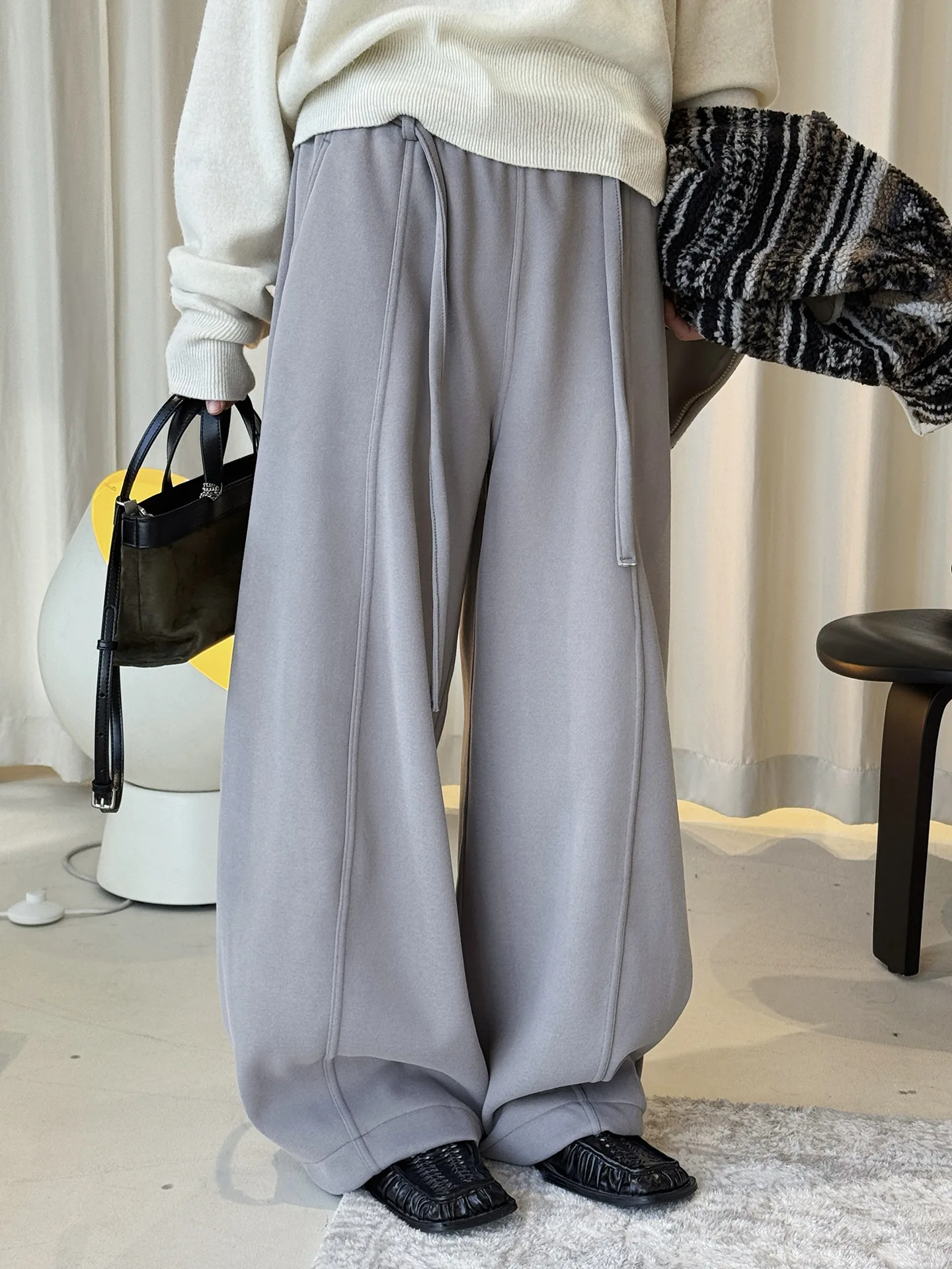 

Зимний минималистичный повседневный стиль с плюшевыми повседневными брюками с широким силуэтом ног и драпировкой для женщин.