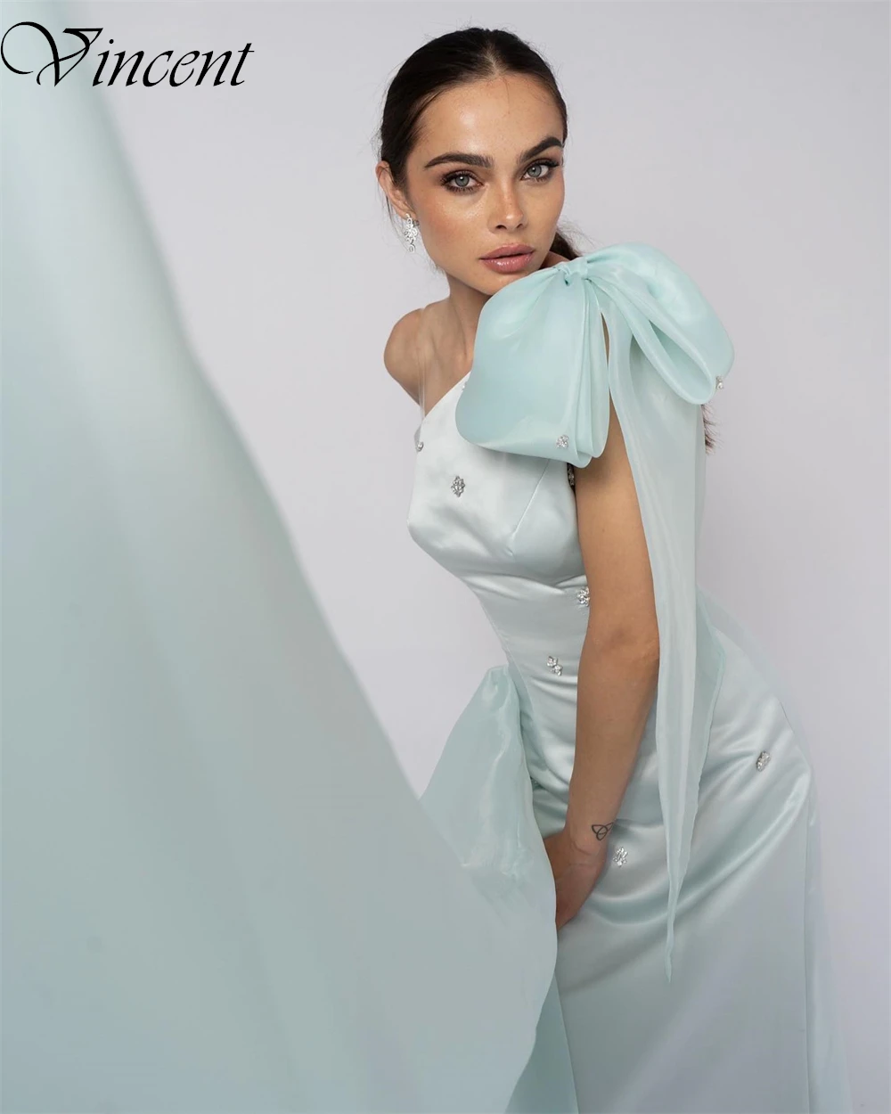 تخصيص رائعة السماء الزرقاء الساتان واحد الكتف فساتين لحضور الحفلات الموسيقية أنيقة القوس فساتين الحفلات رسمية لوحة قطار 2025 فساتين السهرة