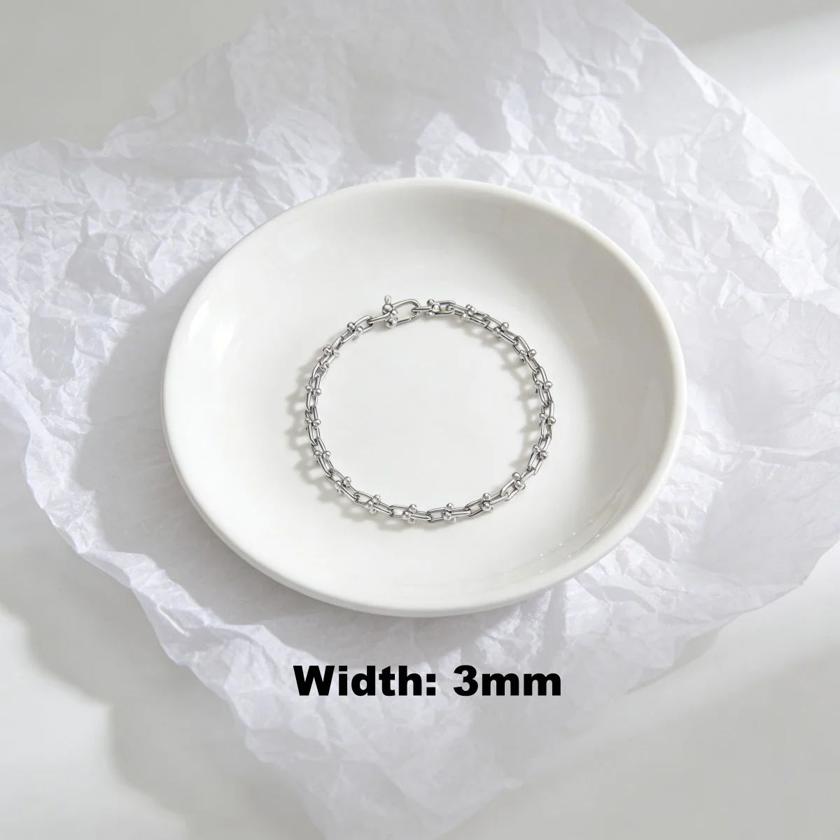 This petite U-shaped chain bracelet, with its delicate 3mm chain, is a simple yet stylish accessory suitable for everyday wea