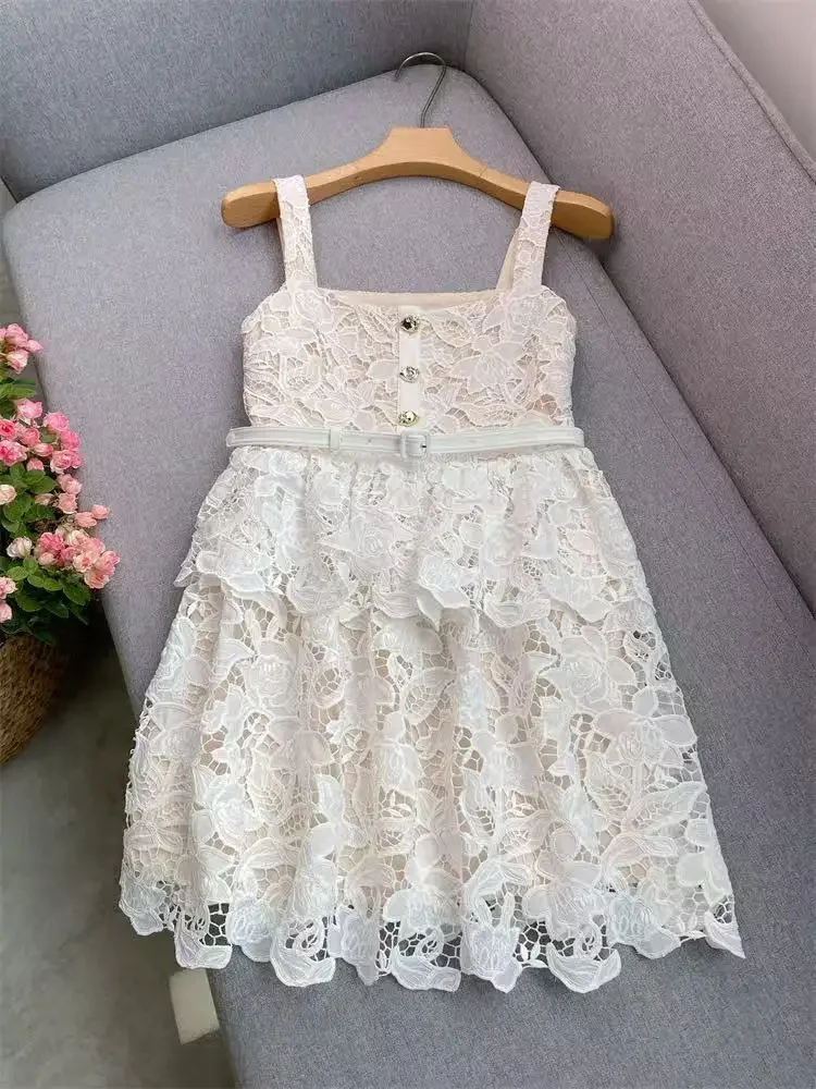 فستان نسائي مطرز بالدانتيل الأبيض وطية صدر السترة من الجانبين الصناعية مزين بفستان قصير أنيق