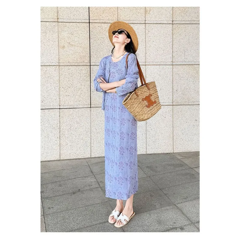 

Женский комплект из двух предметов: макси-платье светло-голубого цвета с фиолетовым цветочным принтом и кардиган, повседневный летний наряд