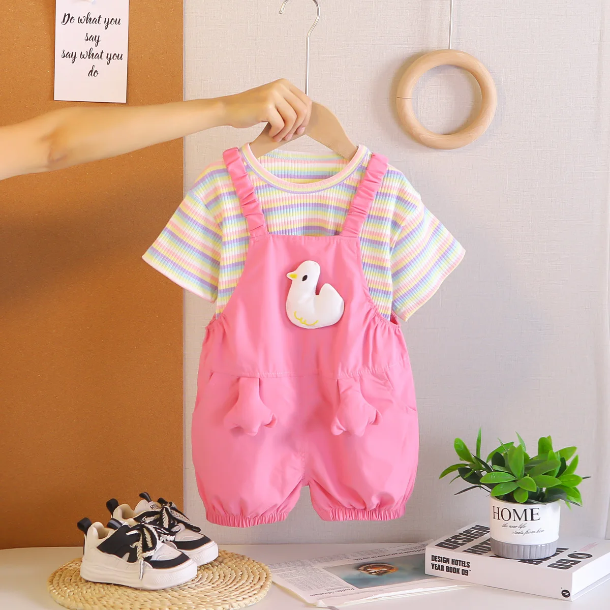 

Горячая новинка 2026: Комплект из 2 предметов для девочек — футболка в радужную полоску и шорты на подтяжках с утками. Летний наряд для малышей и младенцев.