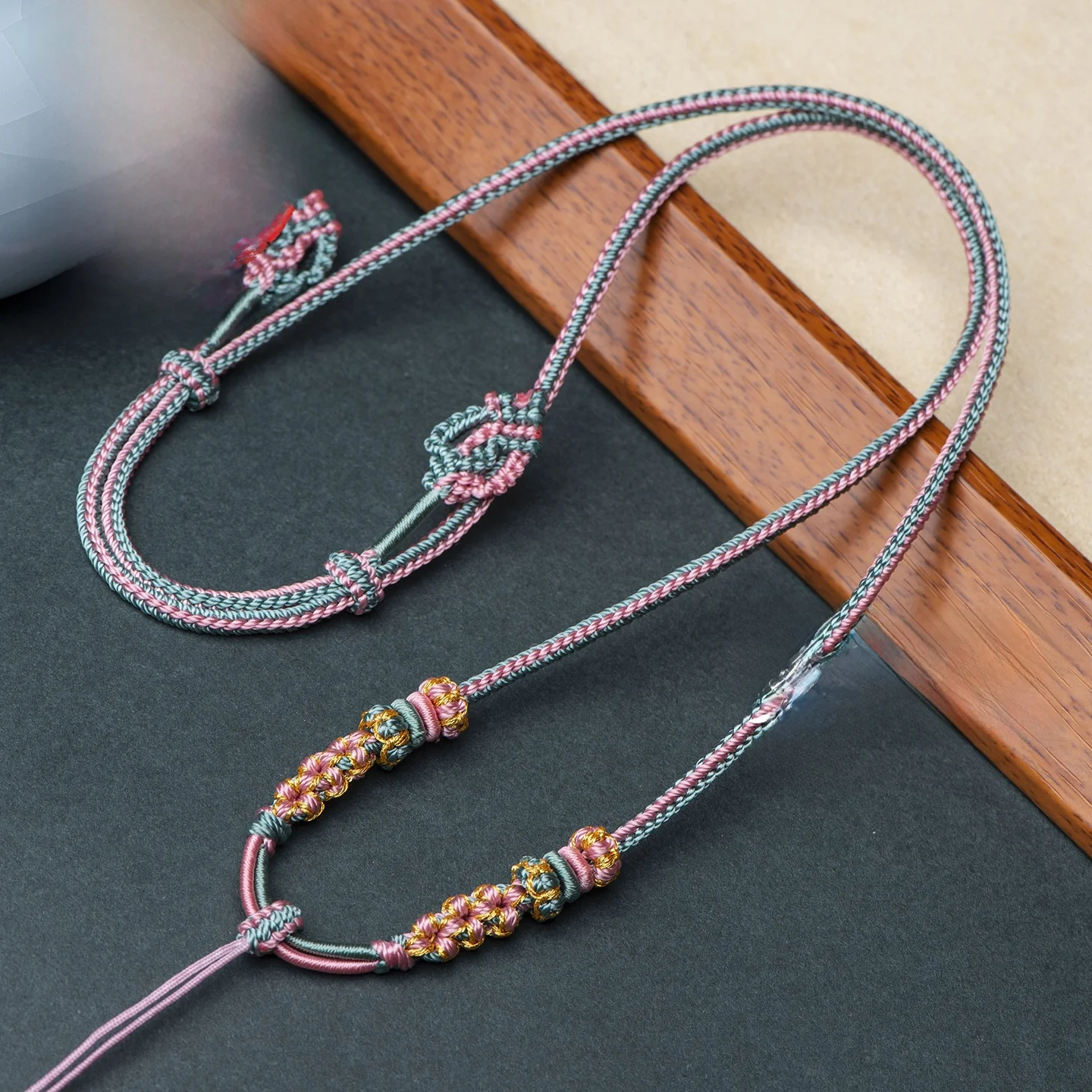 حبل مجدول يدويًا بثماني خيوط مع عقدة زهرة الخوخ، حبل للقلادات مع قلادات من اليشم والذهب والكهرمان، حبل تعليق بأسلوب عرقي