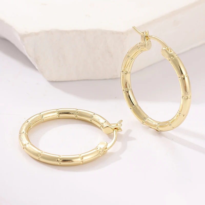 Klassische goldfarbene Creolen für Damen mit Kreismuster-Gravur für Party und Alltag – Detail 4