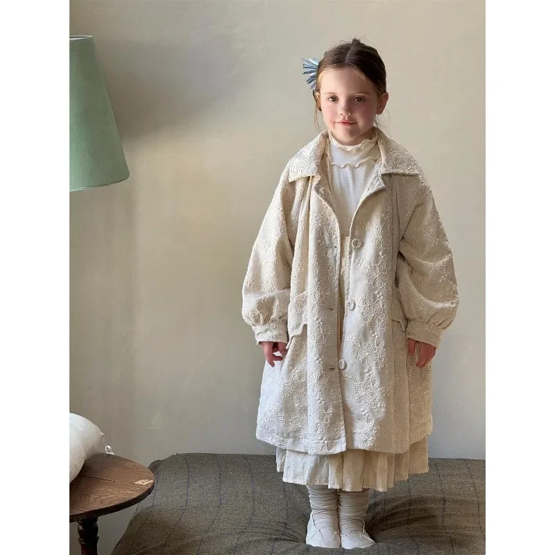 

Тренч для девочек, осенняя мода 2025 года, повседневная длинная длина с вышивкой, милый, удобный, с отложным воротником, в стиле принцессы