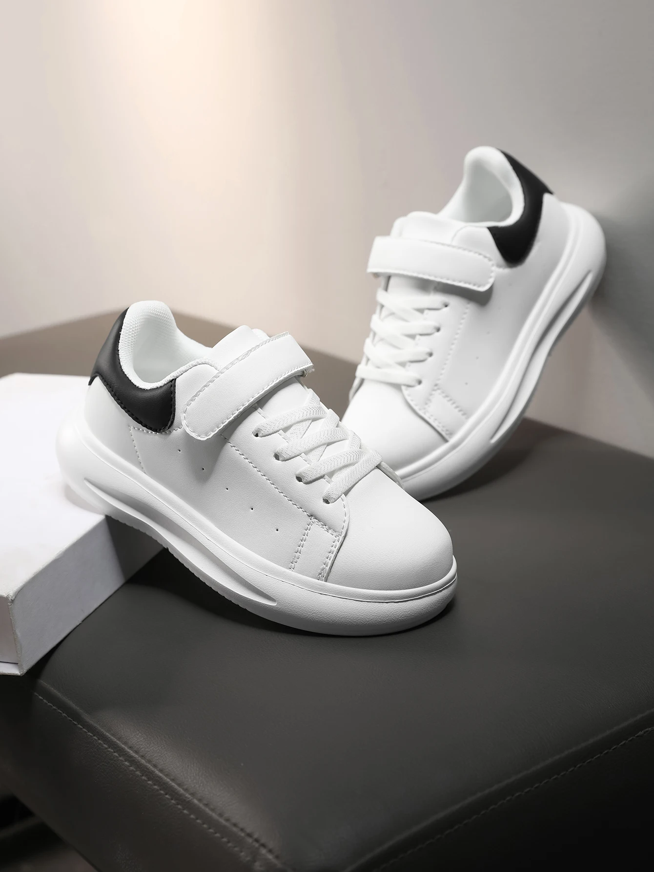 

(Back to School Season) New Kidsren's White Shoes with Velcro Closure Design, Lightweight and Comfortable, Suitable for Outdoor Play, Thick-Soled Casual Sports Shoes for Boys and Girls