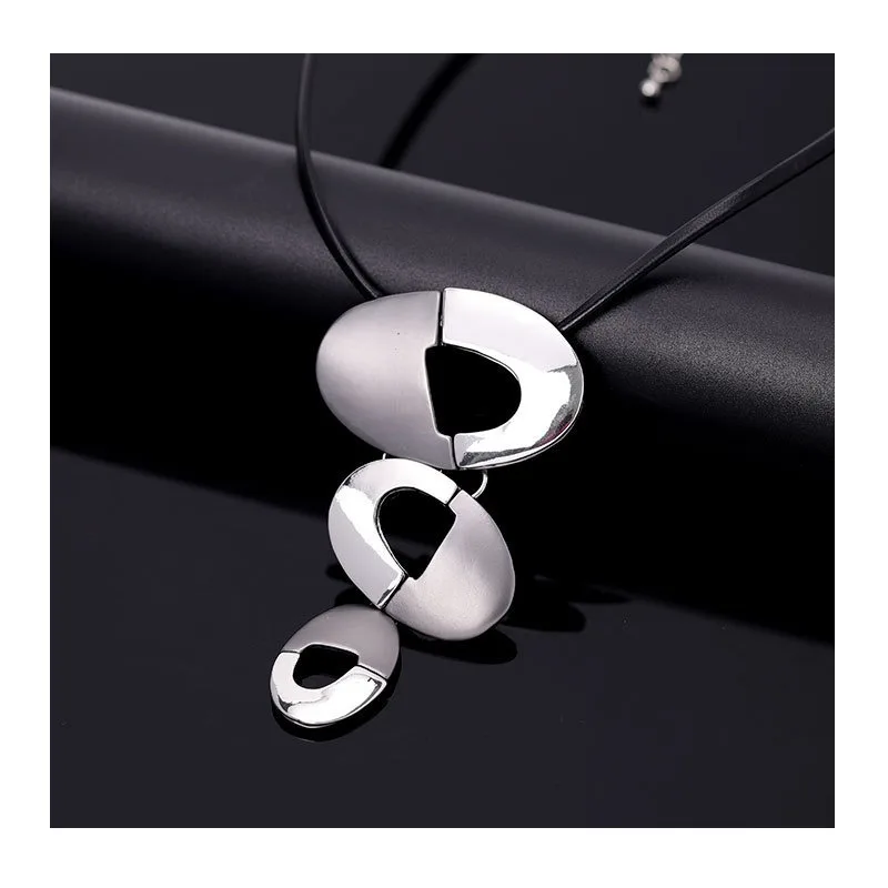 

Hot Sale Ladies Medium and Long Necklace New Metal Contrasting Color Fashion Versatile Geometric Necklace