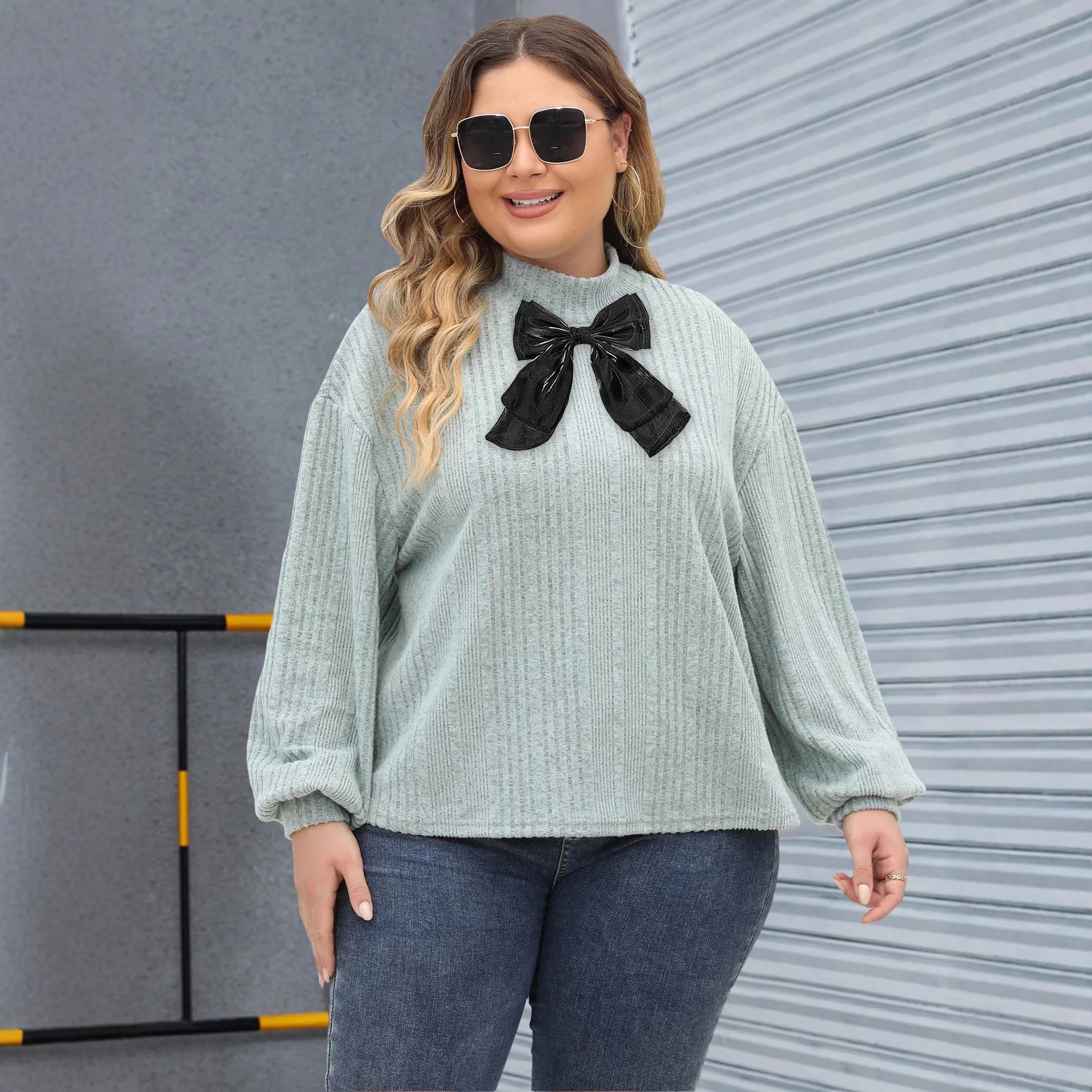 Kaos Wanita Oversize Model Overhead Kerah Semi Tinggi dengan Detail Rib dan Ikat Pita Kupu-kupu untuk Wanita Ukuran Plus