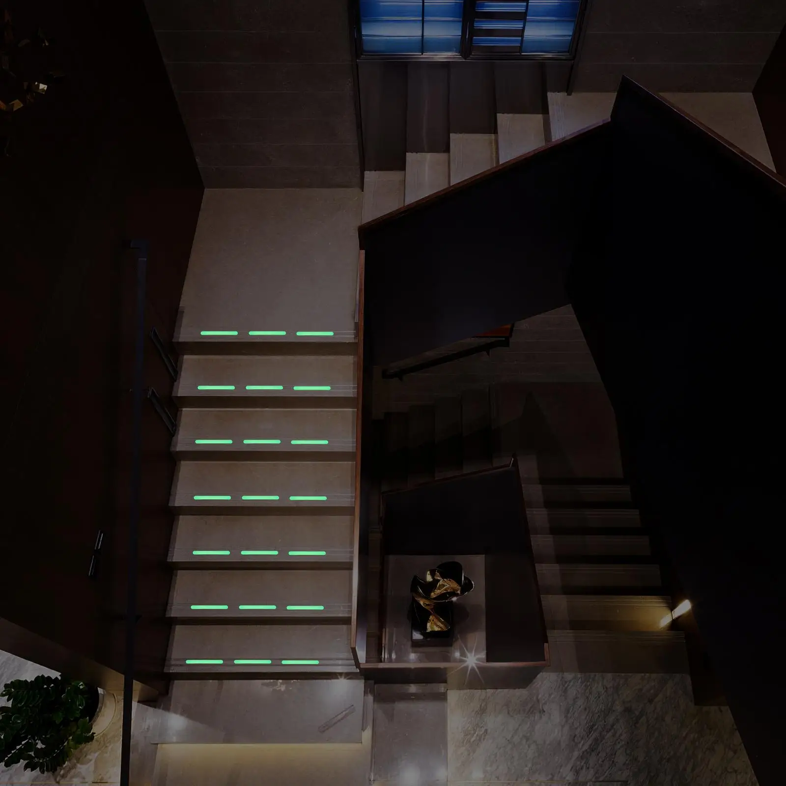 24 قطعة ملصقات مضادة للانزلاق توهج شرائط داكنة أشرطة الدرج خطوات عدم الانزلاق شرائط عاكسة ملصقات سلامة الحمام