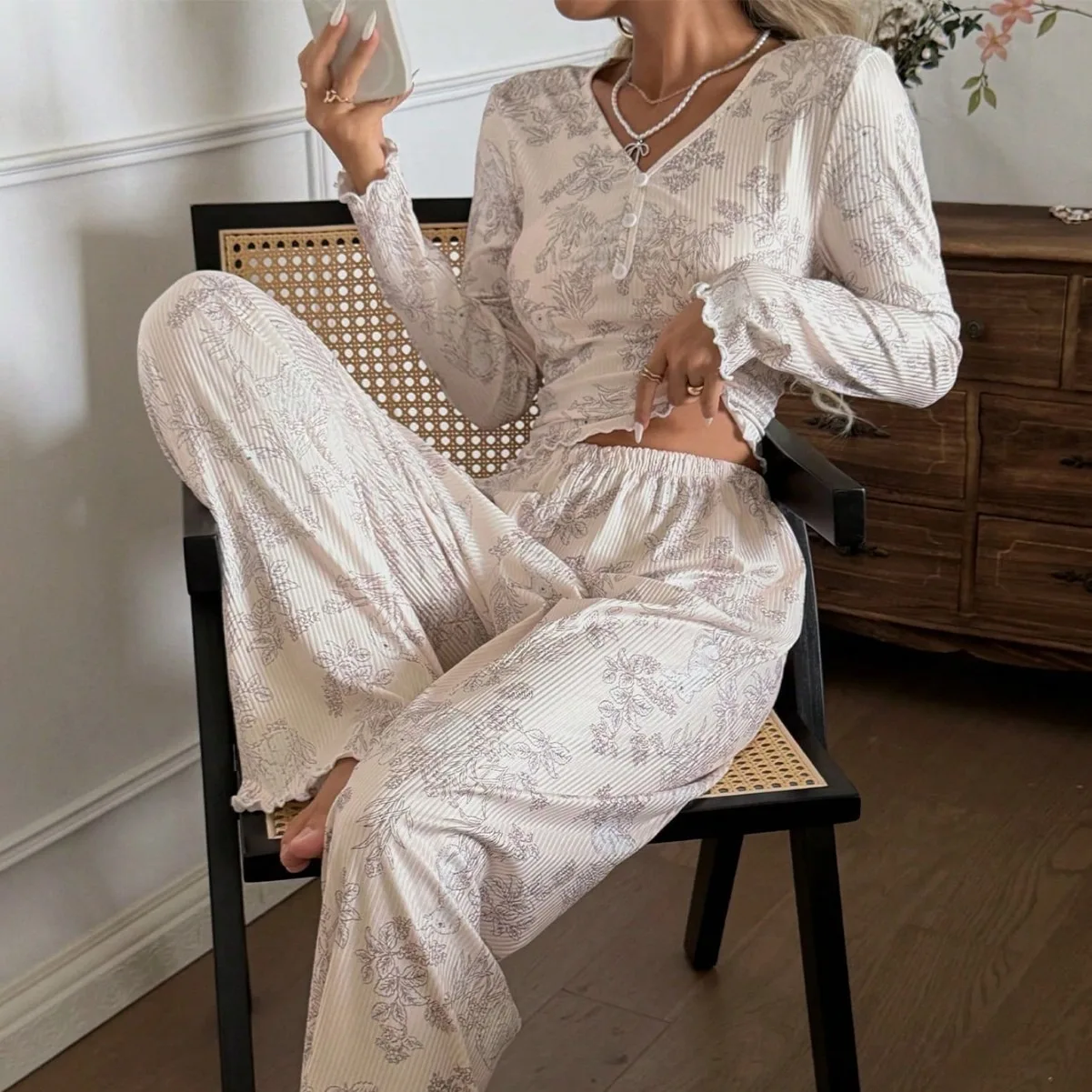 

Весенний тонкий пижамный комплект для дома: топ с длинными рукавами и длинные брюки с цветочным принтом, сексуальный V-образный вырез, комплект из двух предметов, одежда для сна и отдыха.