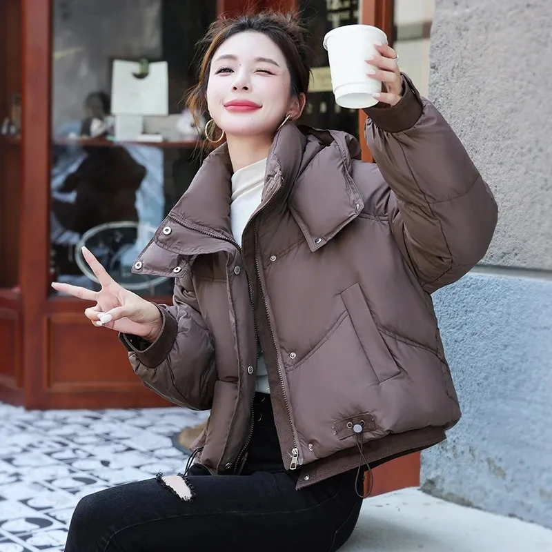 سترة نسائية عصرية كورية 2025New لخريف وشتاء فضفاضة بقلنسوة وسميكة ودافئة قصيرة من الخبز معاطف مبطنة بالقطن قطع علوية للسيدات