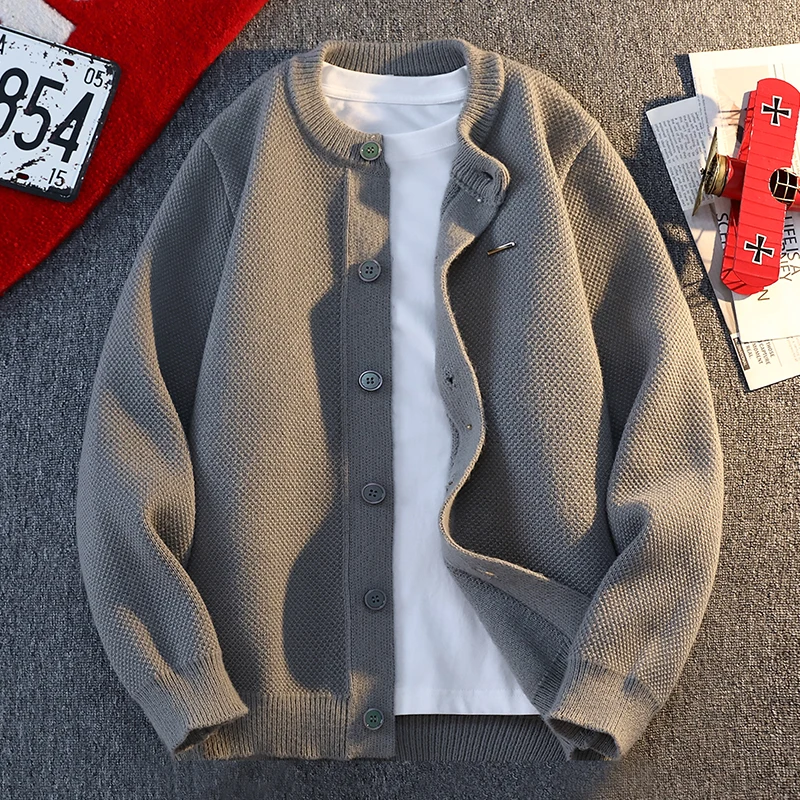 

2025 Новая открытая вязаная куртка в стиле ретро на пуговицах для мужчин, осенне-зимний модный роскошный молодежный свободный ленивый однотонный свитер