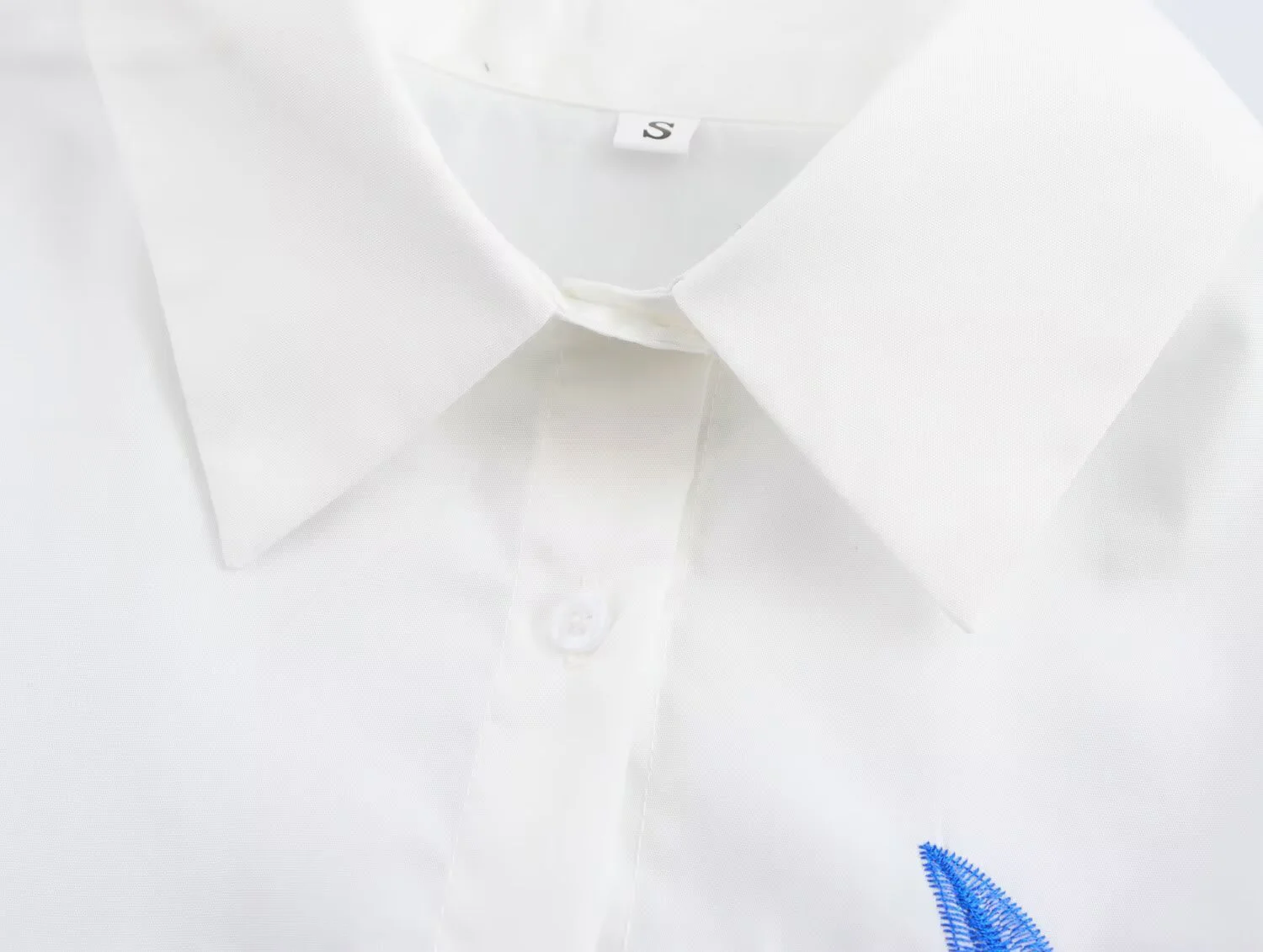 2025 Traje de desplazamiento de nicho Falda camisera de manga larga con estampado a juego de colores de porcelana azul y blanca suelta y versátil