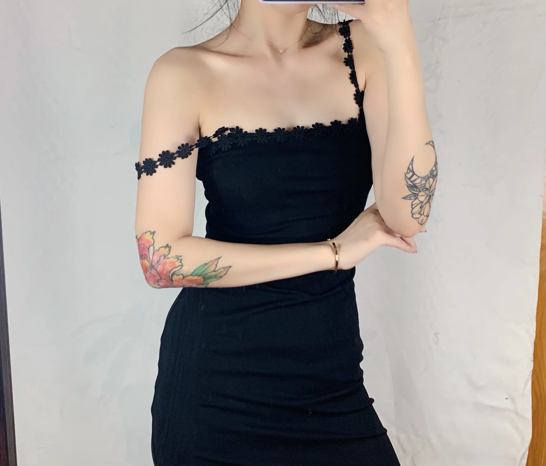 Faionable Low Cut Daisy Chain Trimmed Strapl Bodycon  Dr Street Sle High Waist ort Skirt H pe Silhouette