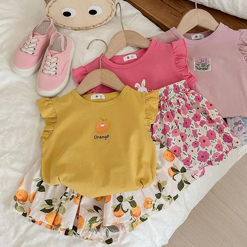 Jersey de cuello redondo para niña, Camiseta de manga empalmada voladora de dibujos animados, conjuntos de pantalones cortos elásticos florales holgados y juguetones, novedad de verano 2024