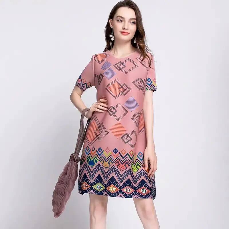 

Fashionable printed pleated dress for women in the summer of 2024, with a fashionable and elegant loose fit to show off weight