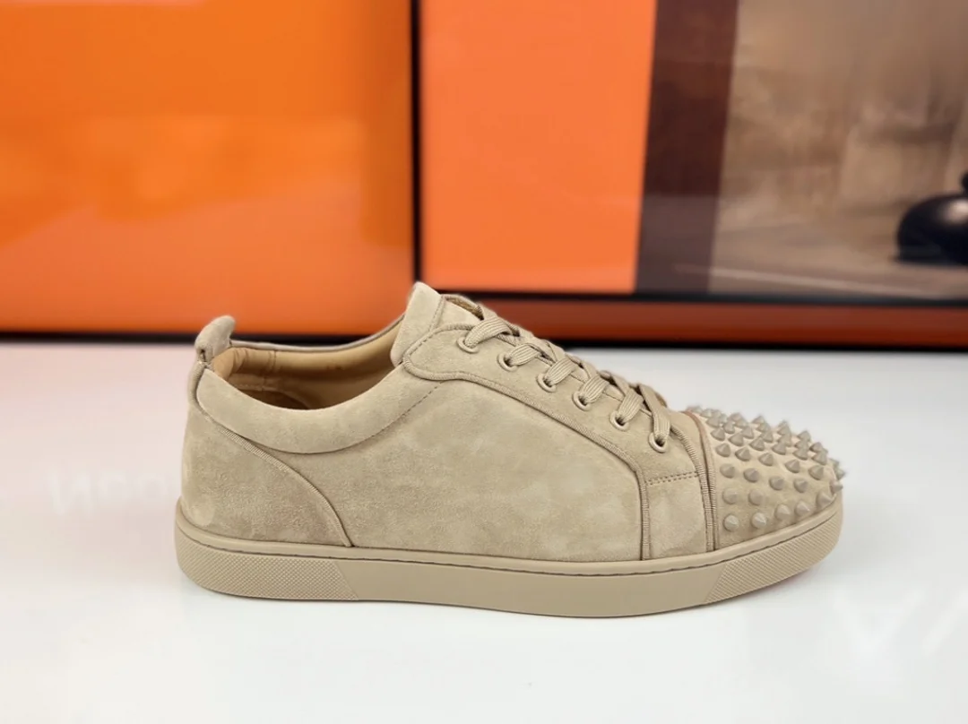 Luxury Low Top Beige Suede Leather Shoes Spikes Toe Sneakers Lace Up Casual Flats Red Bottom Shoes For Men With Fashion Walking