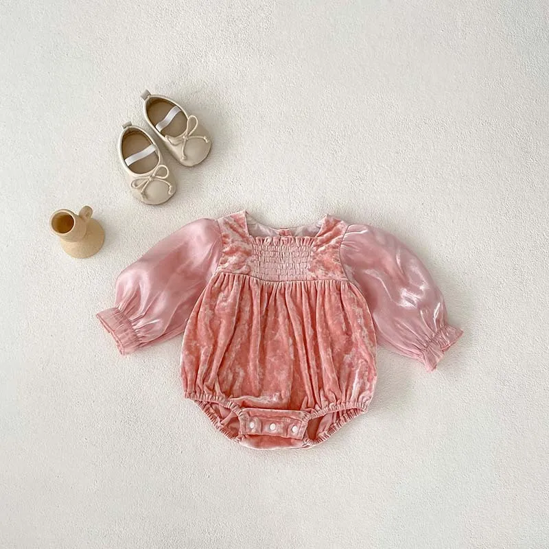 אוברול קטיפה עם פפיון גדול לתינוקת