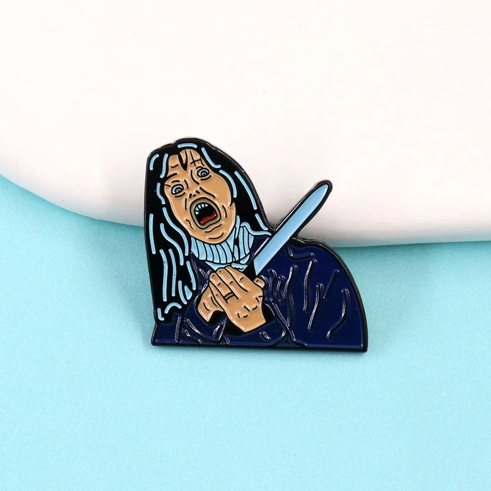 1Pc ホラー映画のキャラクター自殺エナメルブローチバックパックバッジ男性女性のブローチジュエリーアクセサリー友人へのギフト