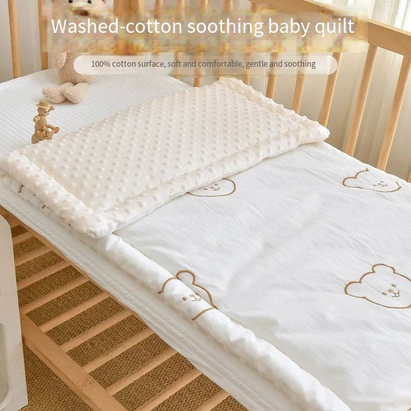 Eine neue Babybettmatratze, eine kleine Steppdecke für Kindergartenkinder, eine Kinderbettmatratze, reine Baumwolle und waschbar, ein Nickerchenma