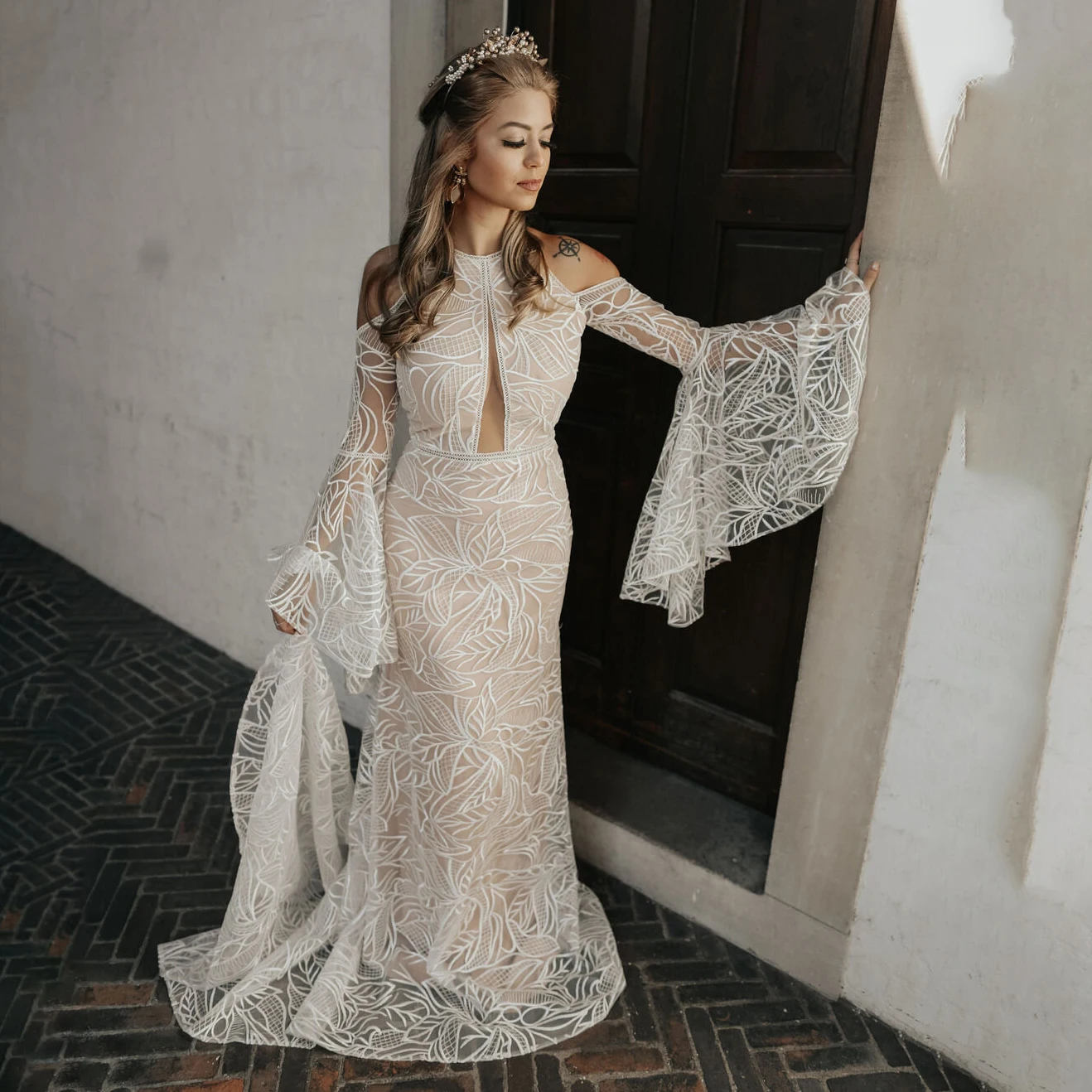 

Halterneck Lace Long Bell Sleeves Mermaid Bridal Gowns Keyhole Open Back Cold Shoulders Custom Made Crochet Lace Wedding Dress