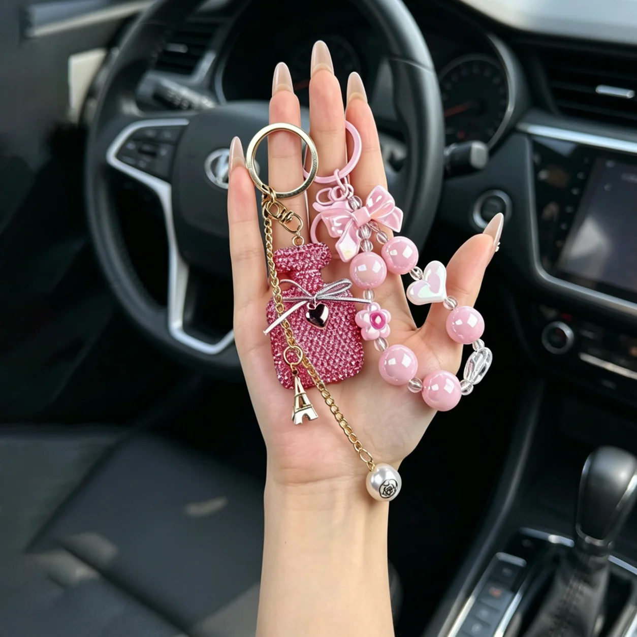 Llavero con colgante de botella de perfume con incrustaciones de diamantes, combinado con una cadena de cuentas con lazo, bonito amuleto para llaves de coche en rosa/morado, decoración brillante y exquisita para bolso, amuleto para teléfono, adecuado para