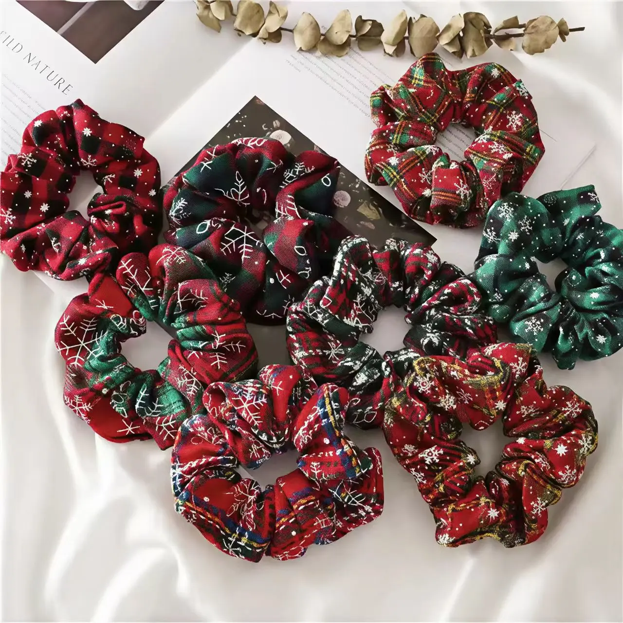 Bild 3: Weihnachtsstil Winter Schneeflocke Plaid Plissee Haarbänder Mode Urlaub Dekorative Haargummis Vielseitiger Haarschmuck