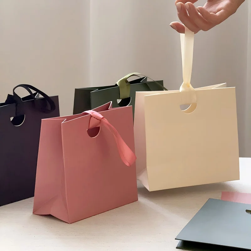 White Coated Cardboard Custom Gift Handbag Printed Logo Perfume Cosmetics Shopping Bag for Clothing Store Retail Packaging
