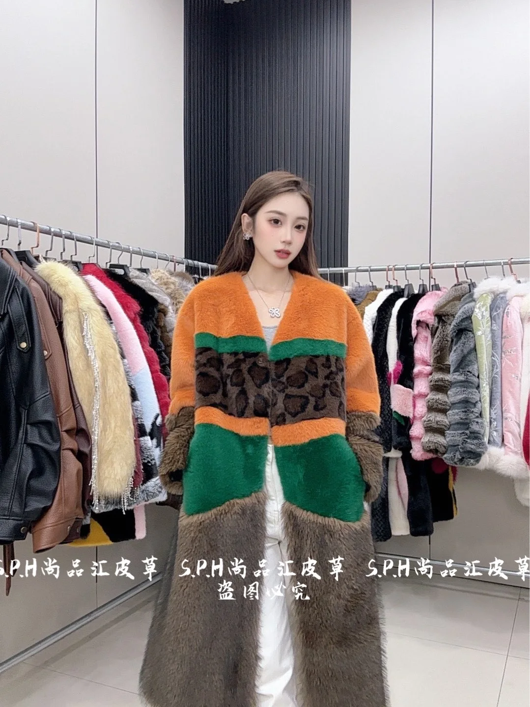 Outono inverno novo decote em v cor-bloco meados de comprimento elegante casaco de inverno feminino de pele sintética de manga comprida quente confortável jaqueta peluda