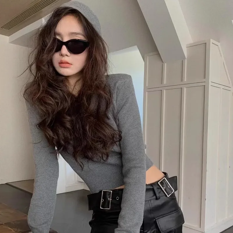 เสื้อสเวตเตอร์ไหมพรมครอปมีฮู้ดสำหรับผู้หญิง สไตล์ Y2K สตรีทแวร์ ฮาราจูกุ ติดกระดุม คอวี แขนยาว ทรงเข้ารูป สำหรับฤดูใบไม้ร่วง เสื้อจั๊มเปอร์สั้นสุดฮอต